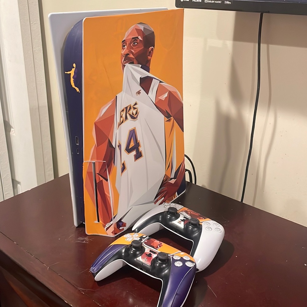 A fully custom kobe Bryant 💛💜 ps5